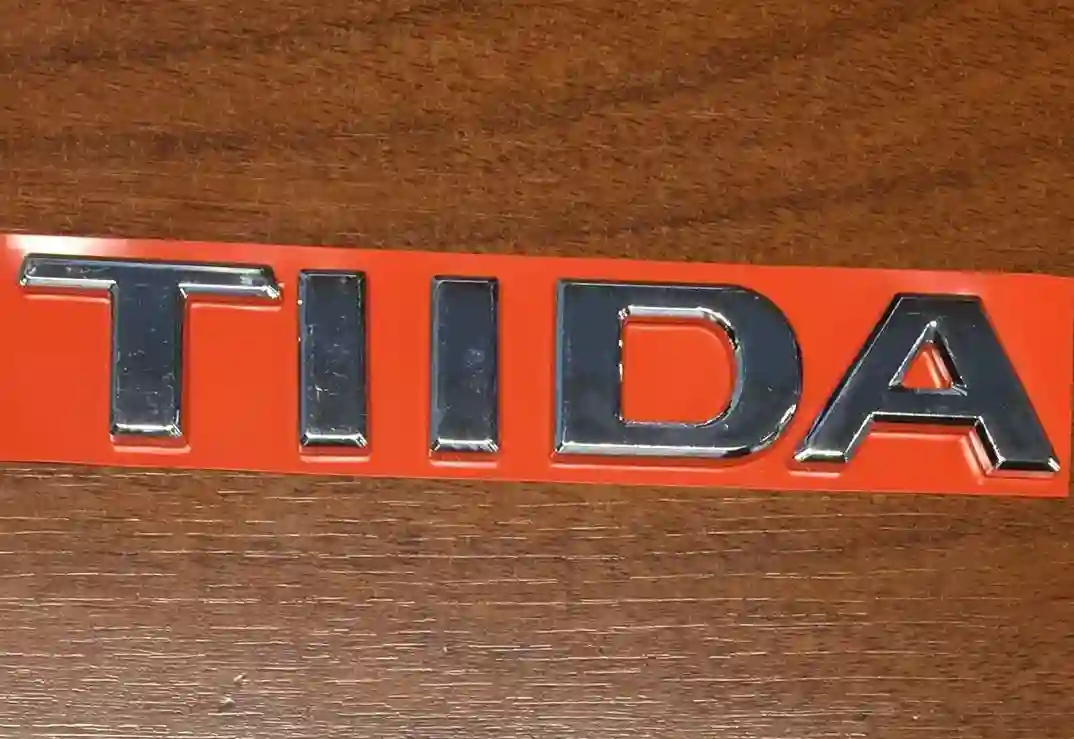 EMBLEMA PORTON/VALIJA NISSAN «TIIDA»