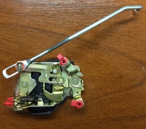 Cerradura de puerta delantera izquierda