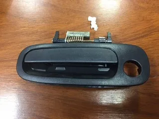 Manija de puerta delantera izquierda