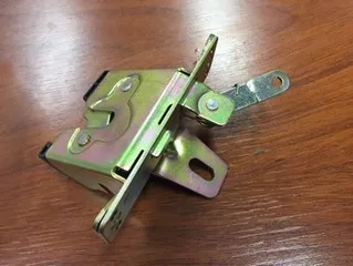 CERRADURA PORTON GM CORSA 94 (HATCH)