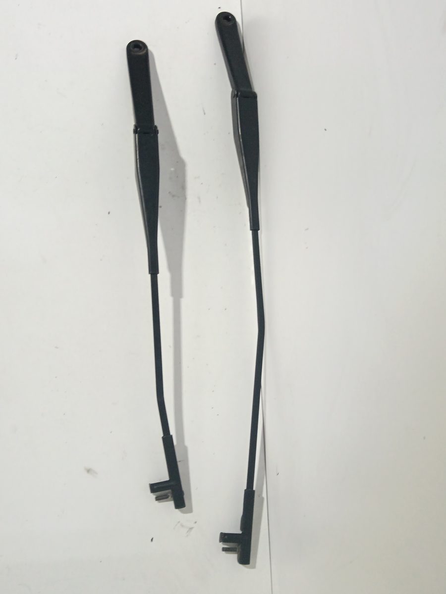 Juego de Brazos de Limpia Parabrisa Delanteros Ford Focus Lim. (CB4) 2007-2011 4M5117526AC
