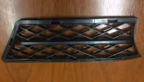 Rejilla de paragolpes delantero izquierdo