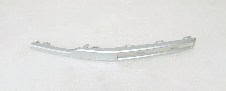 Moldura de paragolpes delantero izquierdo