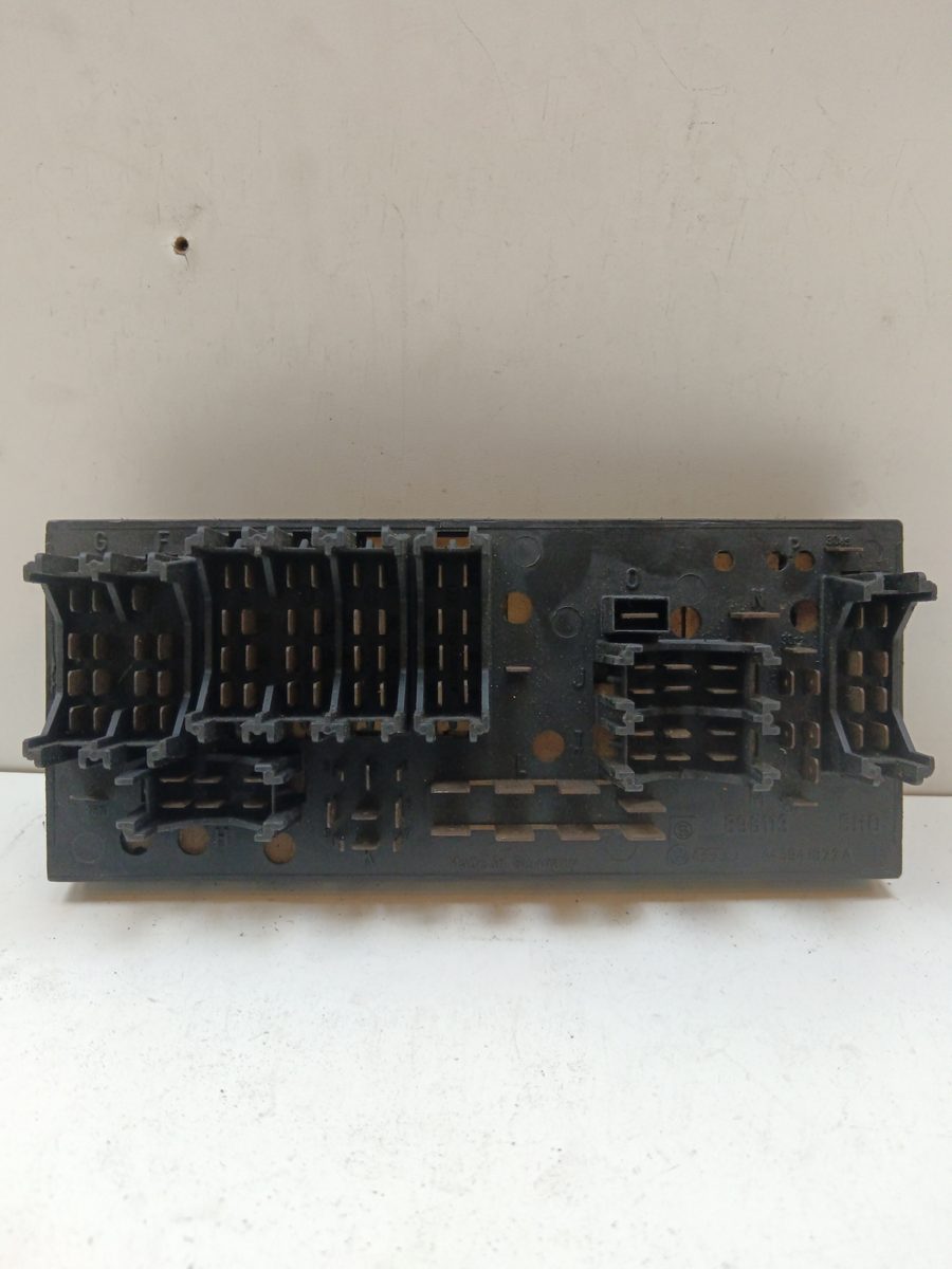 Caja Reles / Fusibles Audi 100 Berlina (C4) desde 1990 Europa 2.6L 110kW 443941822A