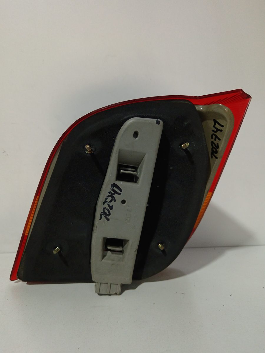 Farol Trasero Izquierdo Exterior Ford Fiesta Berlina (DX) 1999-2002 Básico D02KA