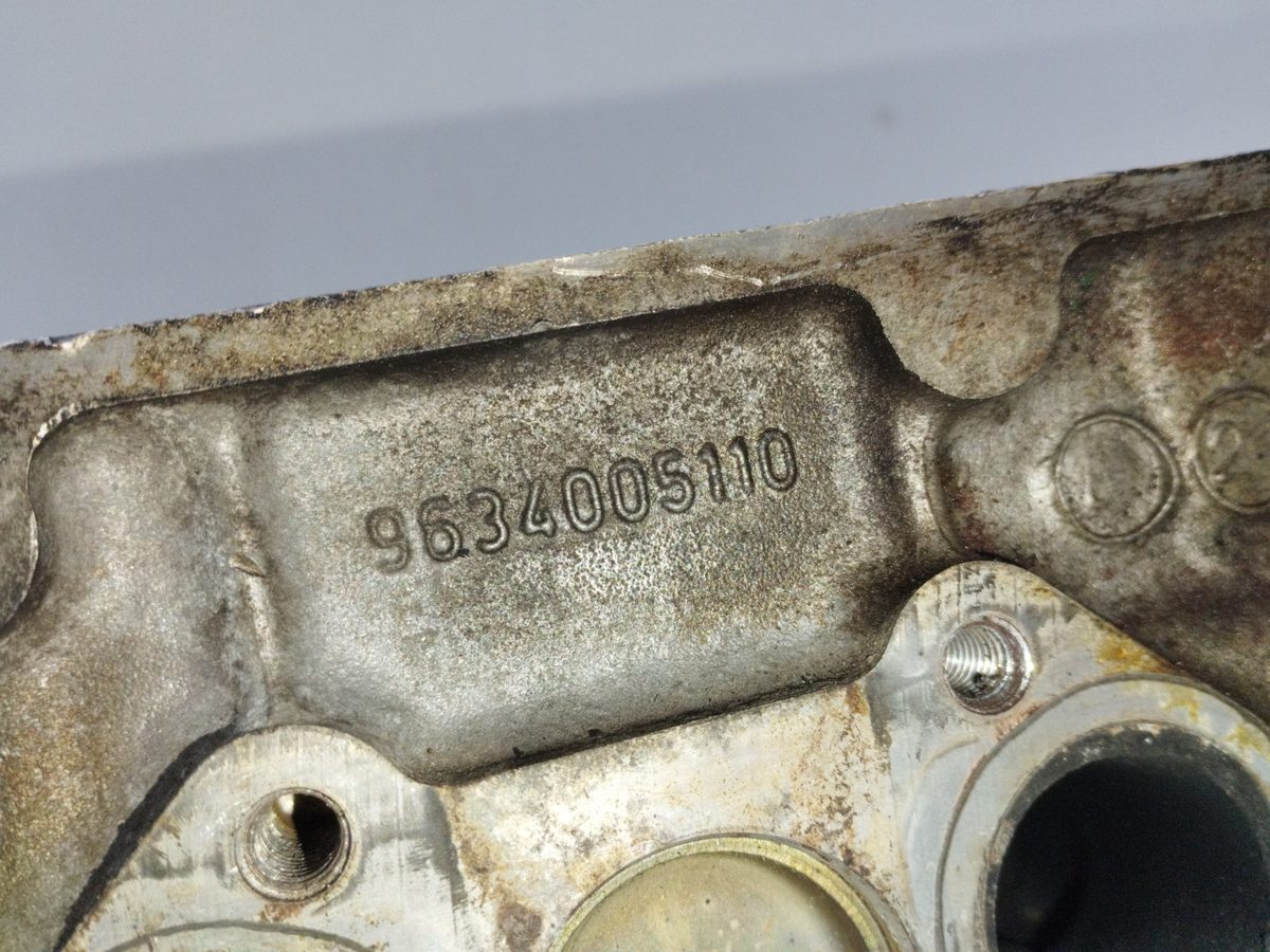 Tapa De Cilindros Citroën Saxo 1996-2000 1,4 1.4L 55kW 9634005110