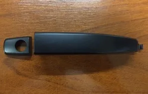 Manija de puerta delantera izquierda con llave