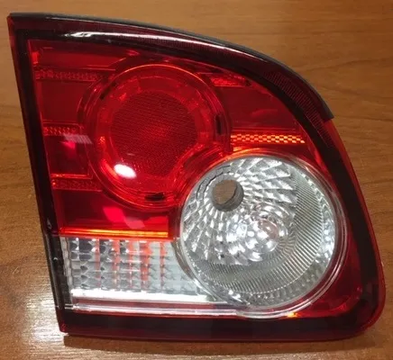 Faro trasero izquierdo para Chevrolet Corsa Classic Sedán 2011 con luz de marcha atrás de círculo blanco