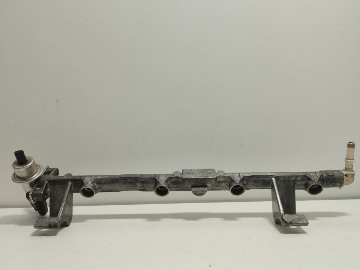 Rampa Inyectora Ford Focus Turnier (CAK) 1998-2004 Ambiente 1.6L 74kW 9H487