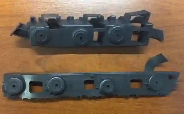 Soporte de paragolpes delantero izquierdo