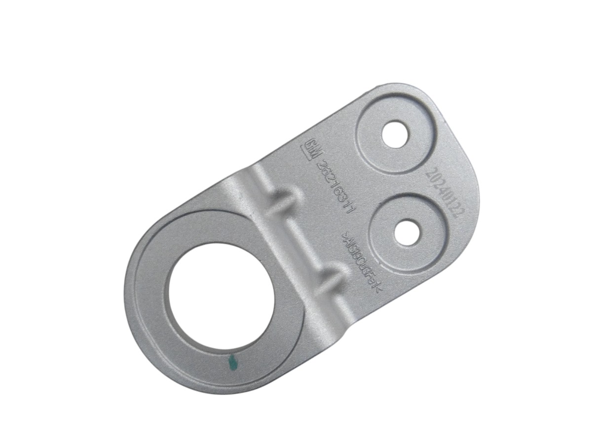 SOPORTE INF IZQ RADIADOR *CHEV TRACKER 2021/MONTANA 2023/