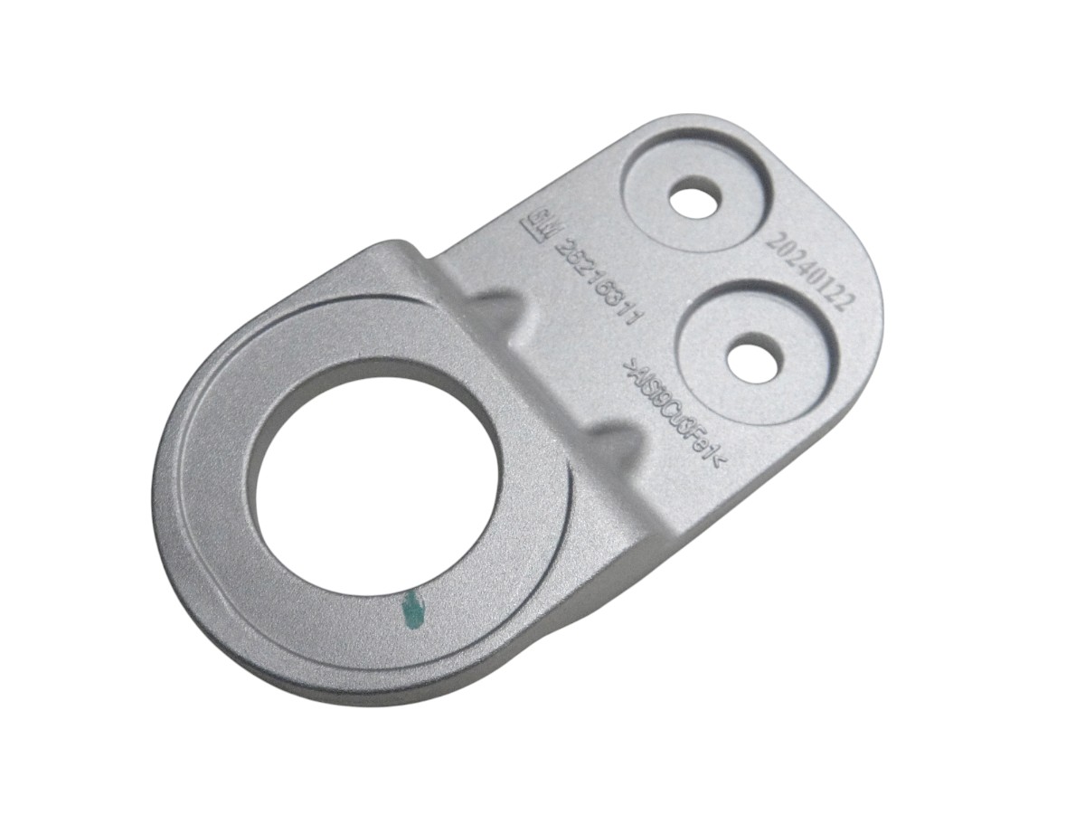 SOPORTE INF IZQ RADIADOR *CHEV TRACKER 2021/MONTANA 2023/