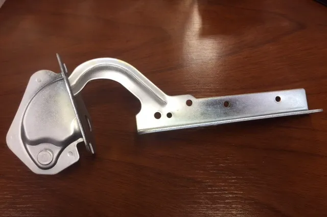 Bisagra de capot izquierdo