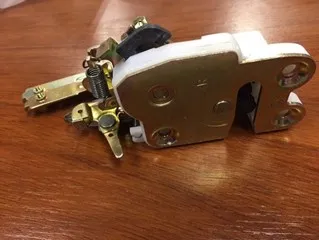 Cerradura de puerta trasera derecha