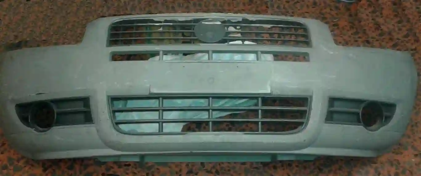 Paragolpe delantero Fiat Strada con fender imprimado