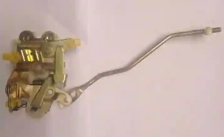 Cerradura de puerta delantera derecha