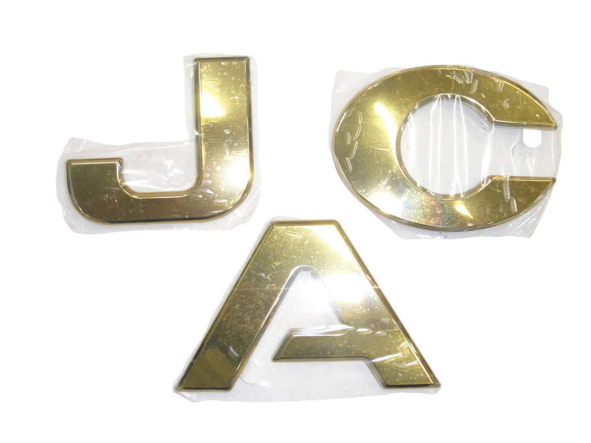EMBLEMA PANEL FRENTE “JAC”*JAC CAMION 1035/1040 2019/ *DORADO