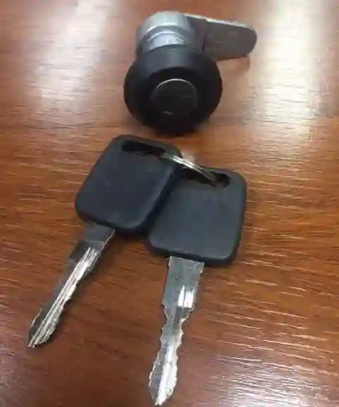 CILINDRO PUERTA IZQ FORD ESCORT 93-96 (B)