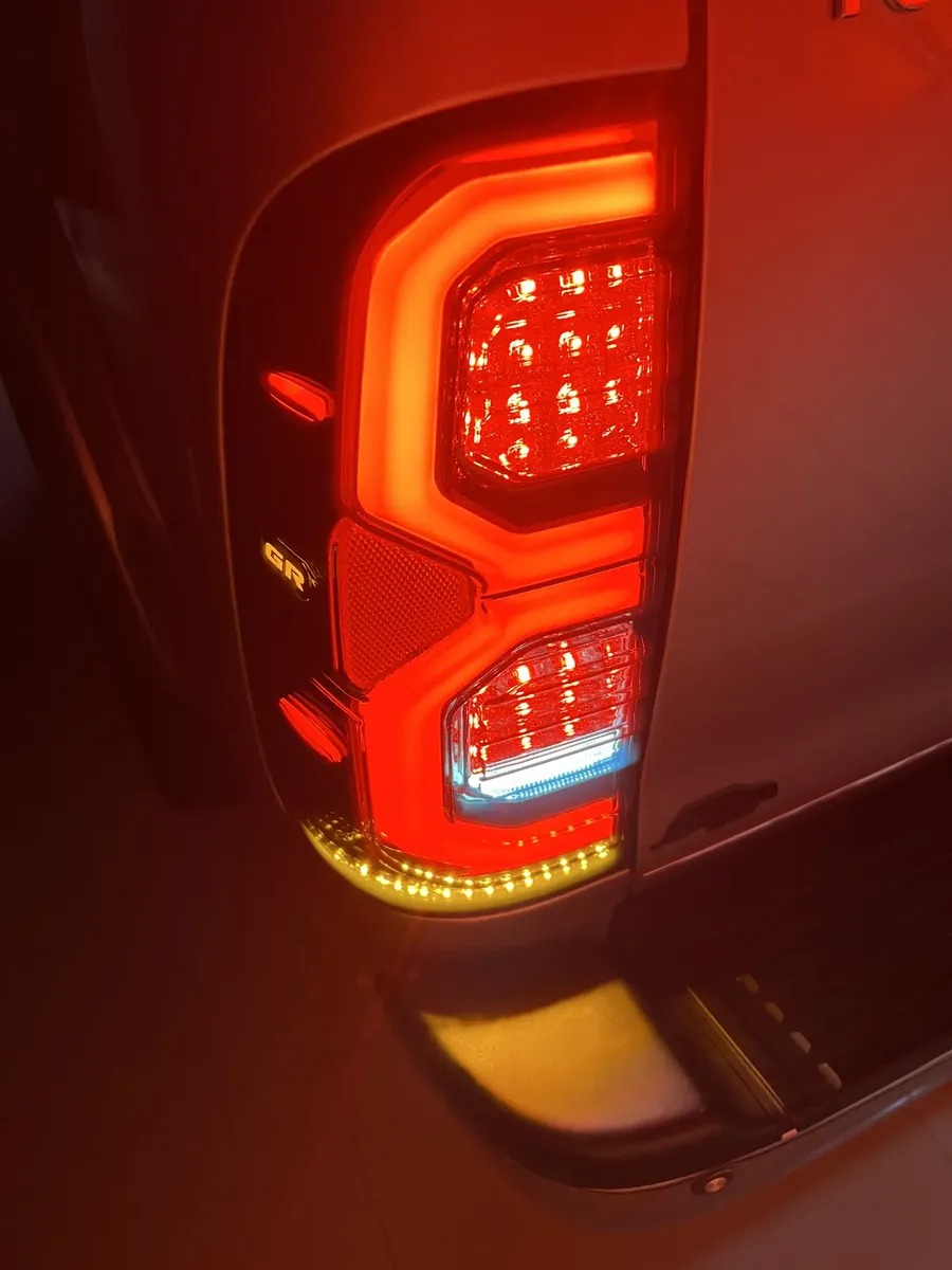 Par de Faros Traseros Full LED GR para Toyota Hilux 2005–2015