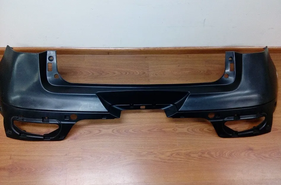 Paragolpes trasero superior