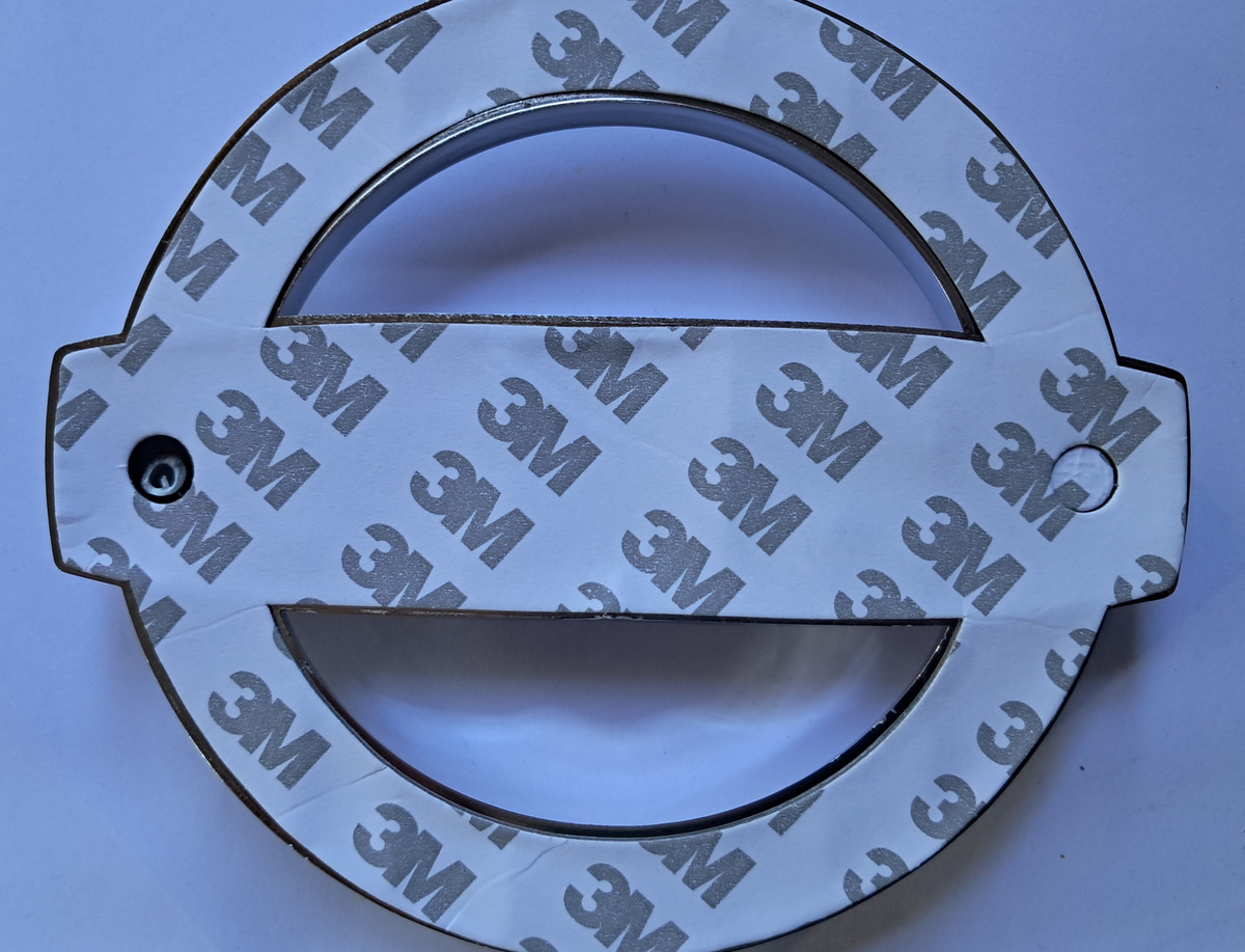 Emblema Nissan Frontier Np300 2015 2023 Delantera Adhesiva