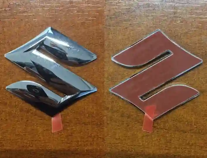 EMBLEMA PORTON SUZUKI ALTO-CELERIO «S» ORIGINAL