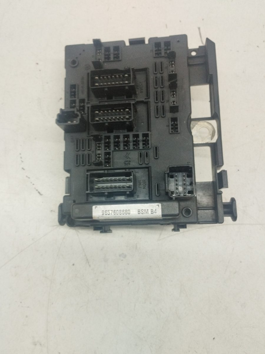 Caja Reles / Fusibles Peugeot 206 Berlina 1998-2010 XT 1.4L 50kW 9657608680
