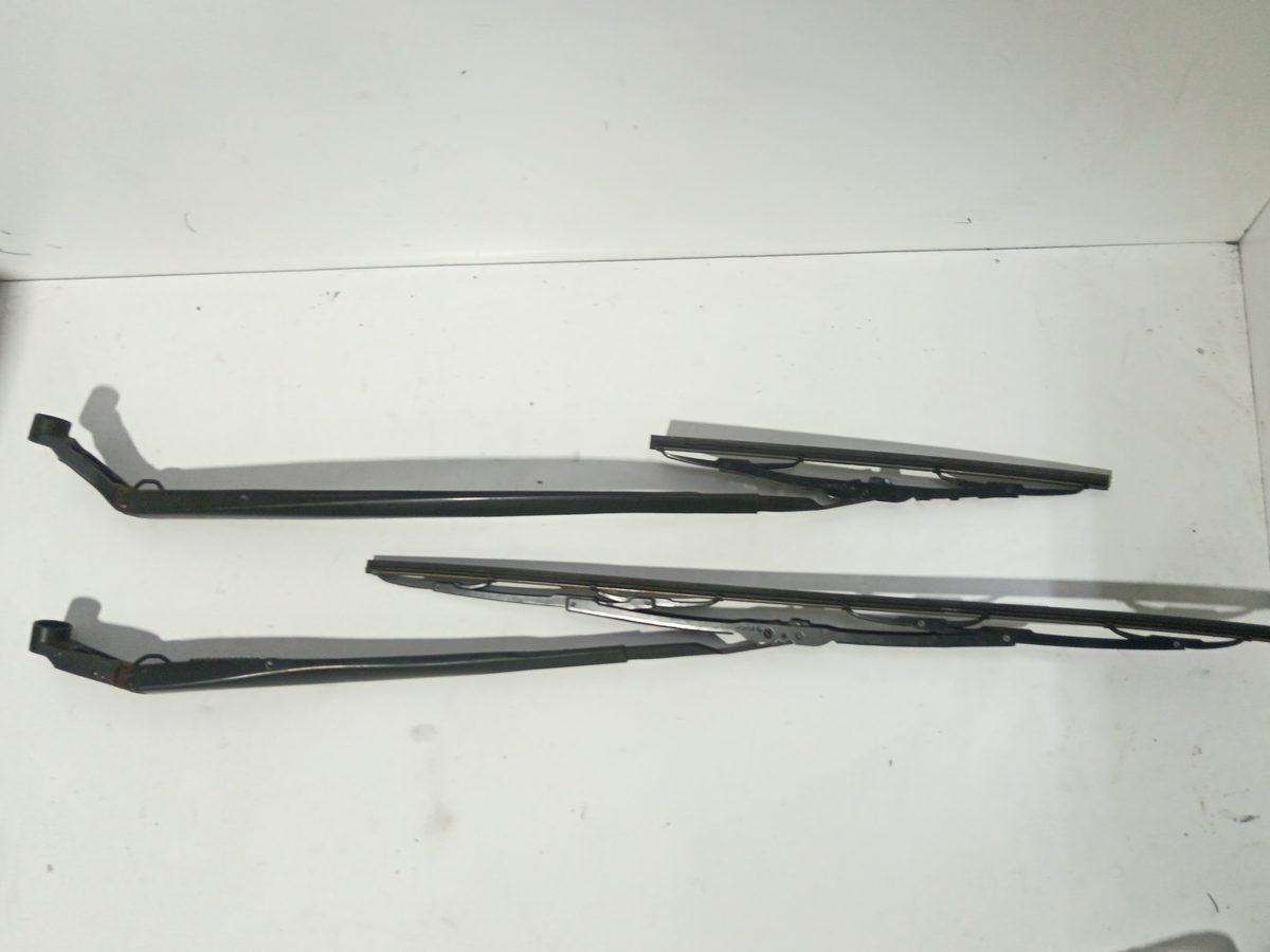 Juego de Brazos de Limpia Parabrisa Delanteros Toyota Corolla (E15) 2006-2011 Luna BOSCH