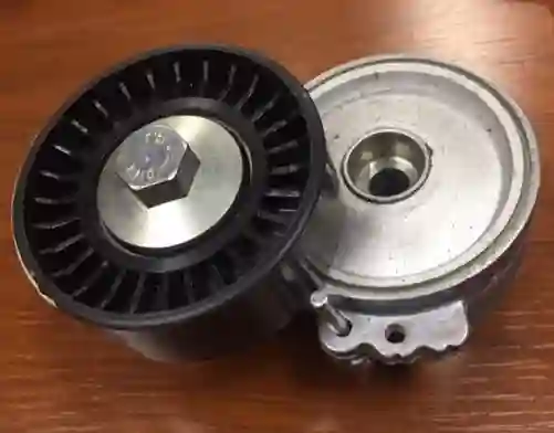 Tensor de correa de alternador con soporte
