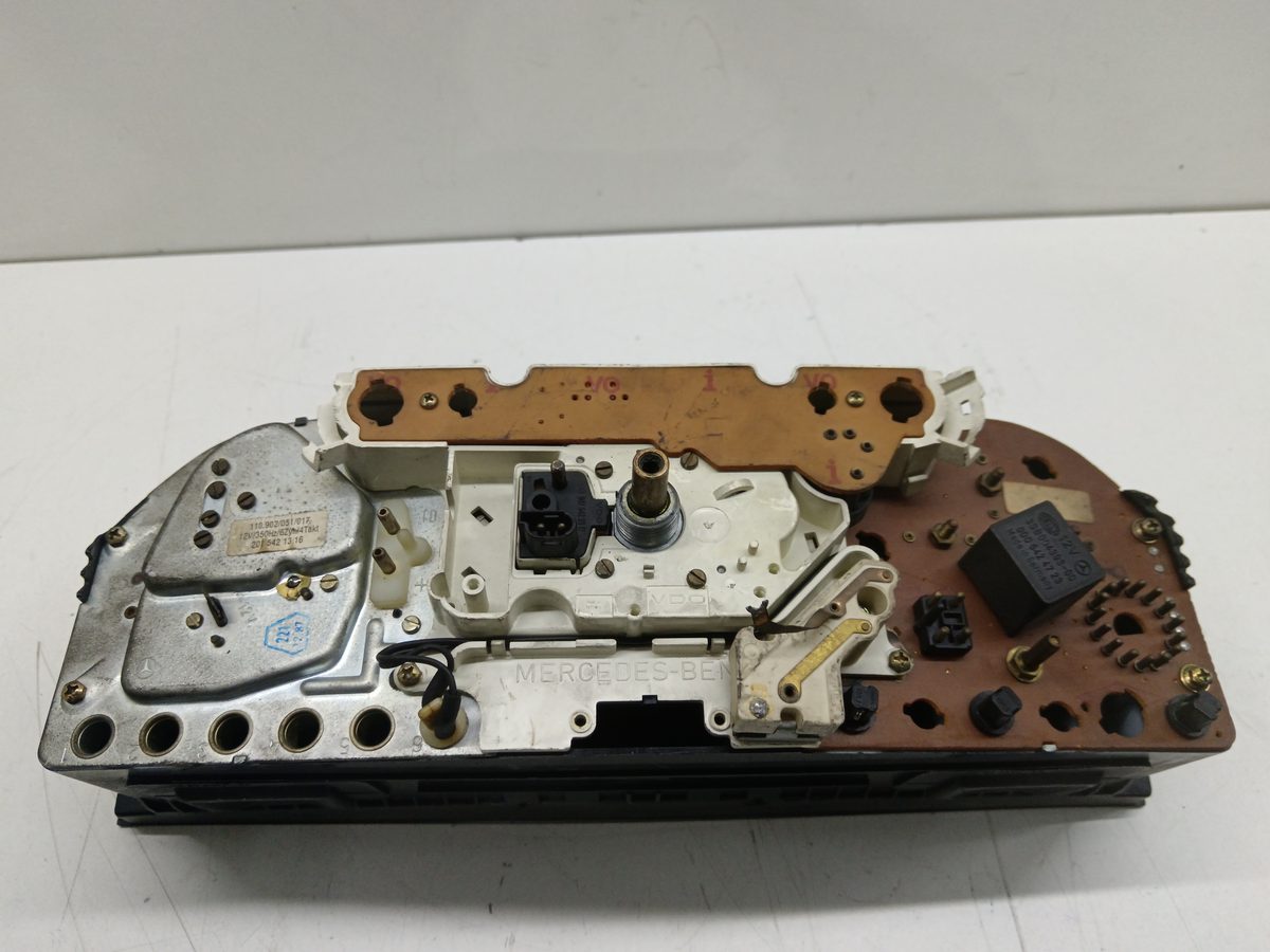 Tablero de Instrumentos Mercedes-Benz Clase C (W201) Berlina 1982-1993 2,3 2015421316