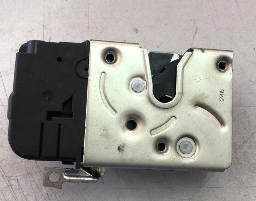Cerradura de puerta delantera