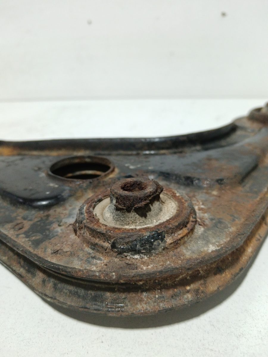 Parrilla de Suspension Inferior Trasera Derecha Ford Fiesta Berlina 1995-1999