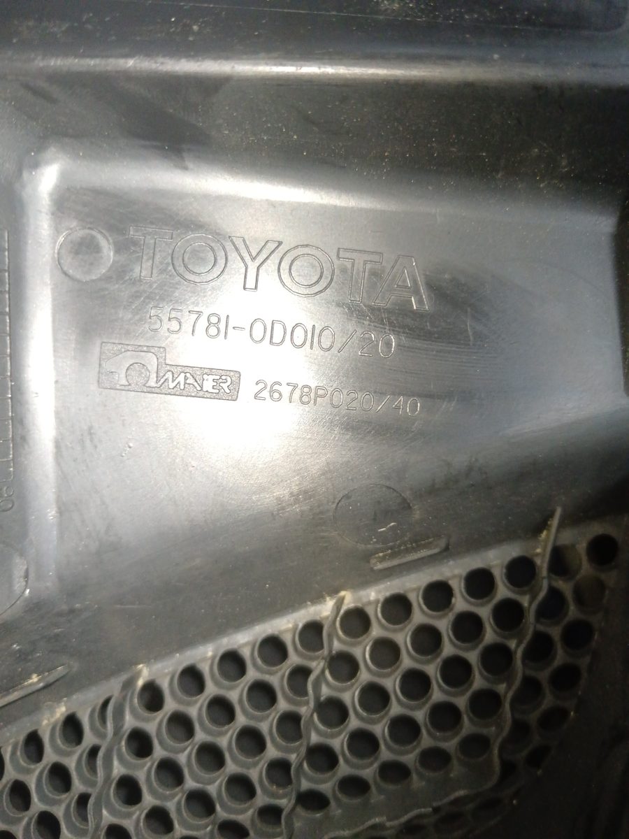 Rejilla de Torpedo Toyota Yaris 2008-2011 Active 557810D01020