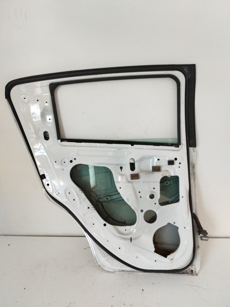 Puerta Trasera Izquierda Chevrolet Sonic Berlina Hatchback 2011-2016 LTZ