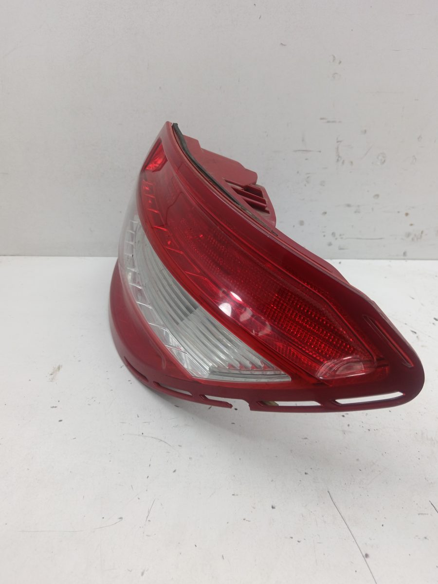 Farol Trasero Derecho Exterior Mercedes-Benz Clase C (W204) Berlina 2007-2011 2048200264R