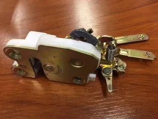 Cerradura de puerta trasera izquierda