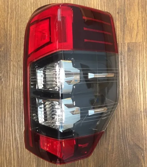 Faro trasero derecho Mitsubishi L200