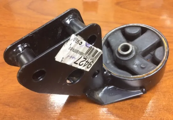 SOPORTE MOTOR DEL IZQ NISSAN SENTRA B13 (AUT)