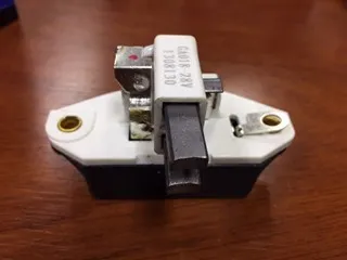 Regulador de voltaje de alternador
