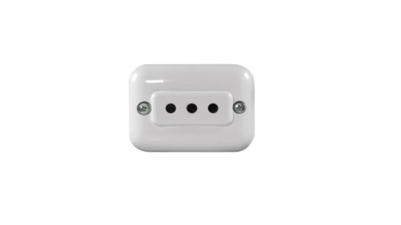 TOMA EXTERIOR BLANCA 3 EN LINEA 10AMP C/SEGURO