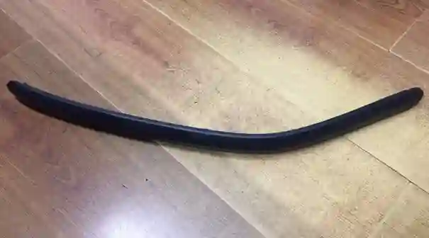 Moldura de paragolpes delantero izquierdo