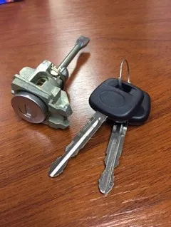 CILINDRO PUERTA DER TOYOTA COROLLA 08