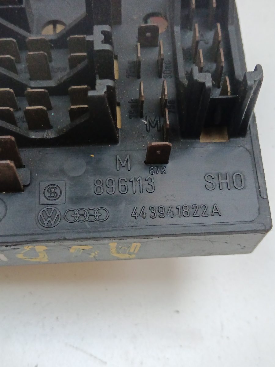 Caja Reles / Fusibles Audi 100 Berlina (C4) desde 1990 Europa 2.6L 110kW 443941822A