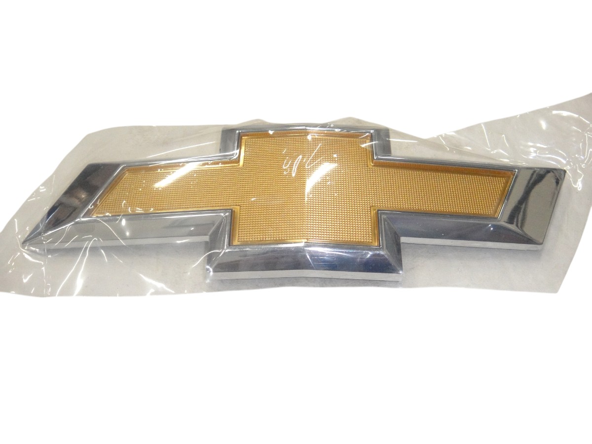 EMBLEMA CARETA*CHEVROLET TRACKER 2013/2016