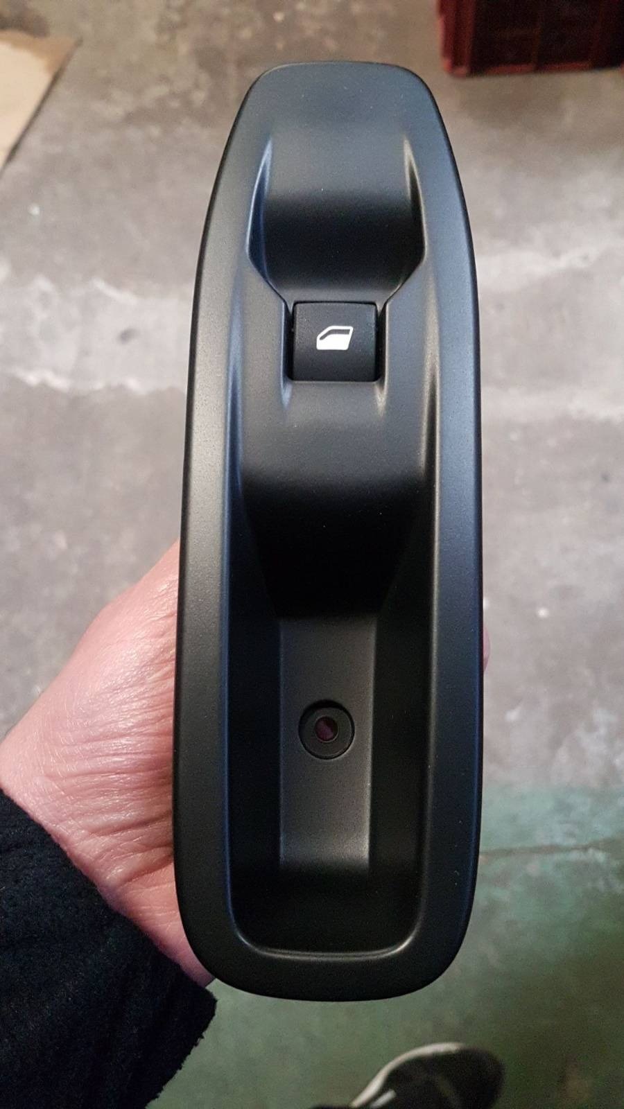 LLAVE TECLA ALZA CRISTAL PEUGEOT 208 DERECHA CON MARCO [ORIGINAL PSA]