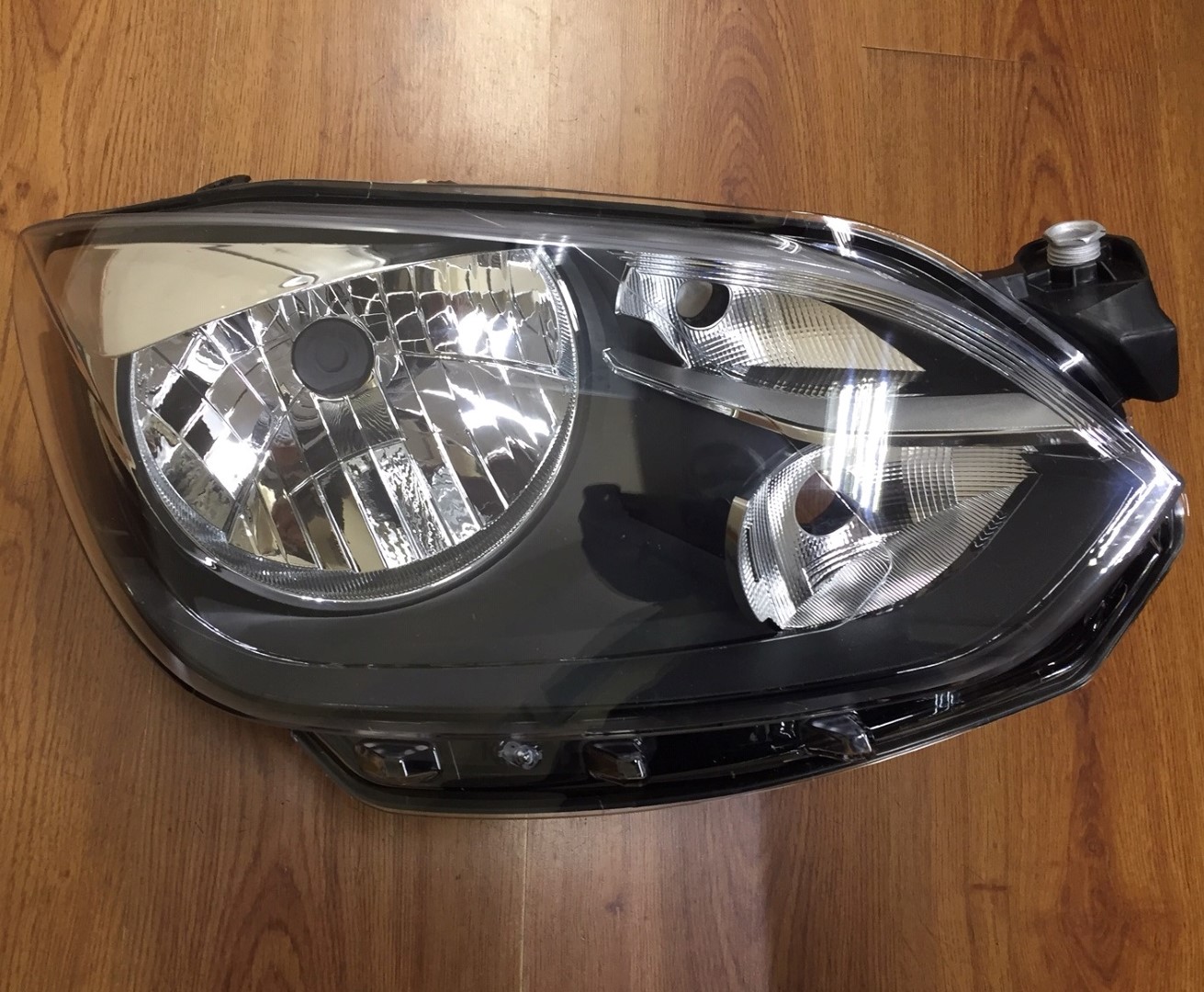 SEMIOPTICA DER VW UP 14 DEPO VIRA NEGRA DEPO