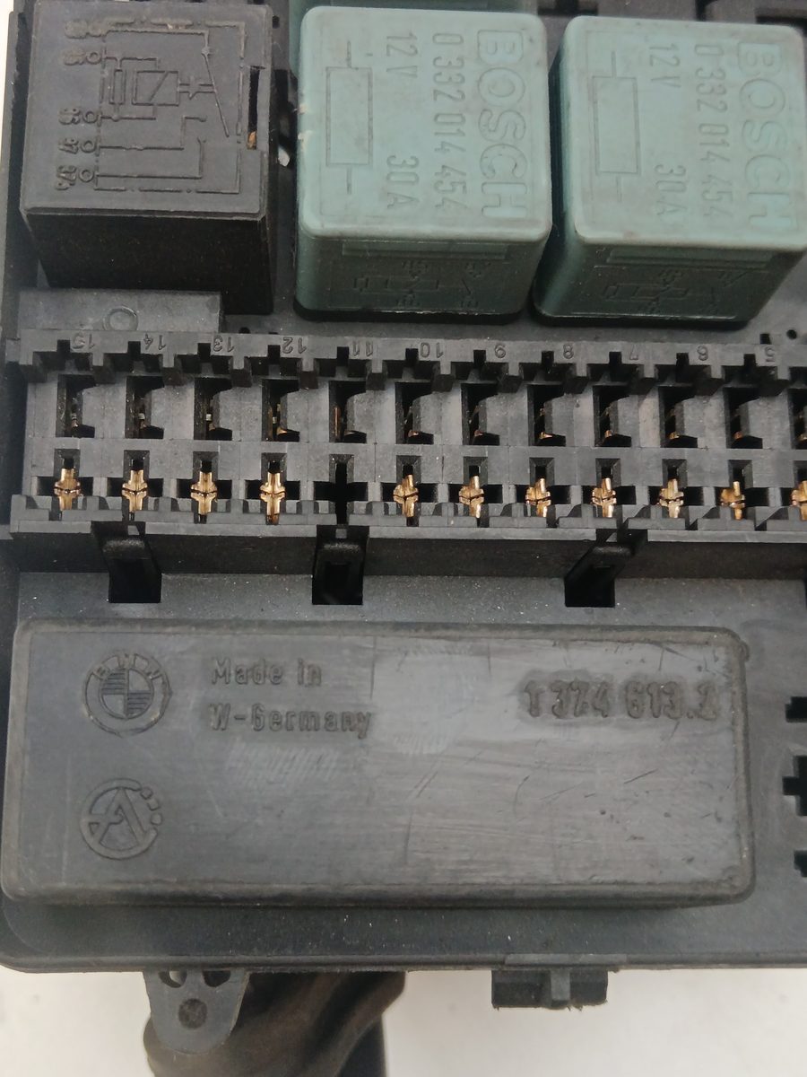 Caja Reles / Fusibles BMW Serie 3 Berlina (E30) desde 1982 324td 2.4L 85kW 13746132