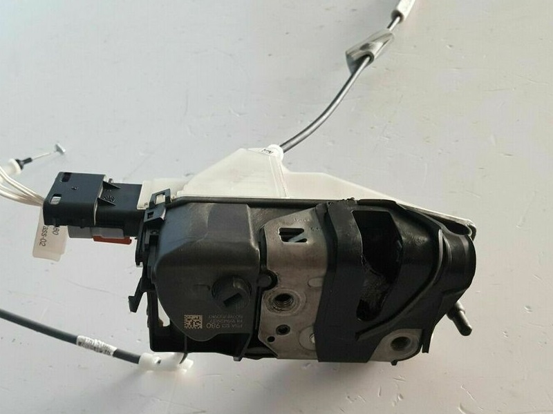 Cerradura de puerta delantera derecha