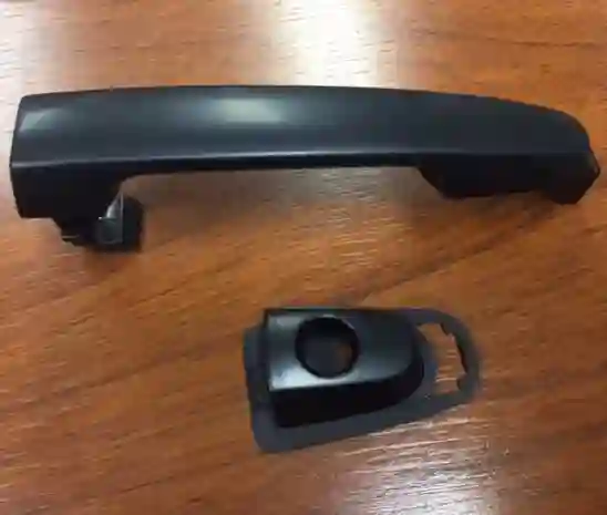 Manija de puerta delantera izquierda