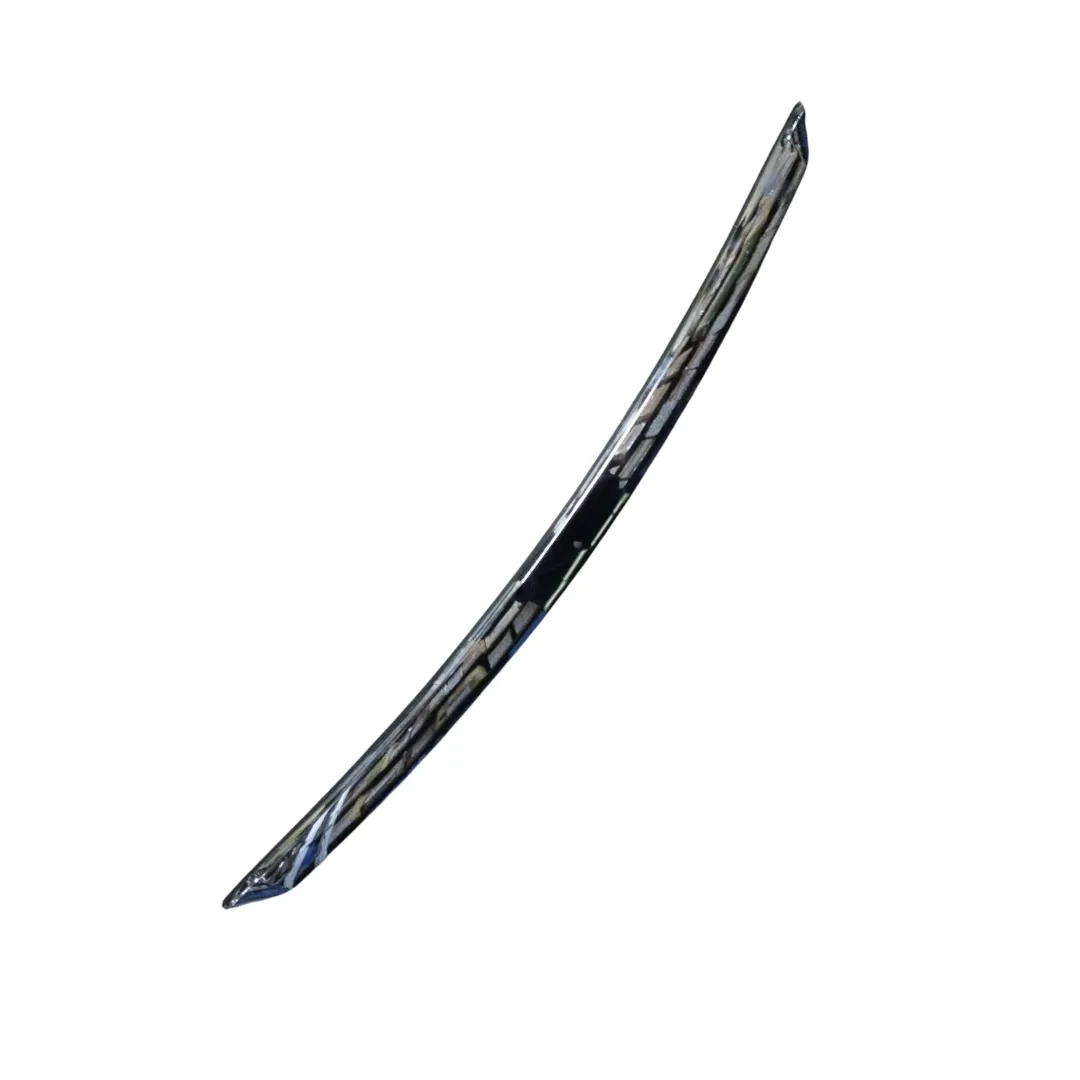 Moldura de espolón cromada